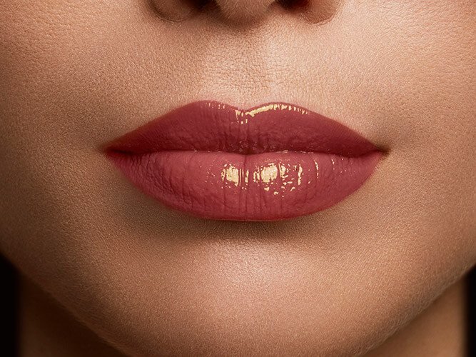 Rossetto Color Riche Shine 643 HOT IRL Applicazione Pelle Media